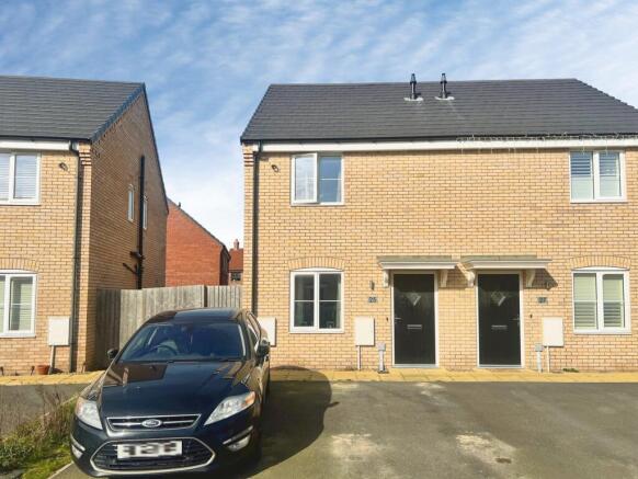 2 bed property, in Jasmine Crescent, £175,000