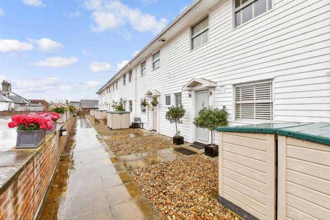 3 bed property, in High Street, £280,000