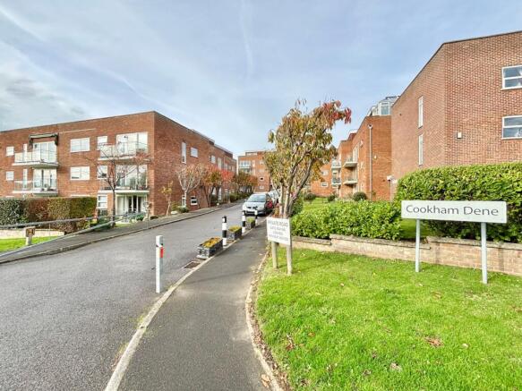 2 bed property, in Buckhurst Road, £200,000