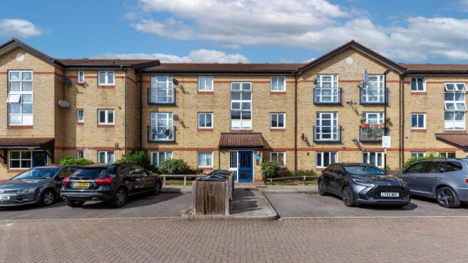 2 bed property, in 70 Knoyle Street, £175,000
