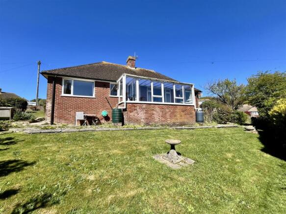 2 bed property, in Meadow Way, £495,000