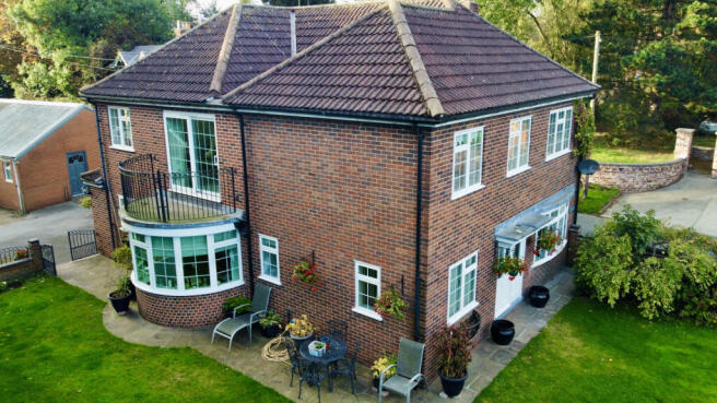 4 bed property, in Vicarage Lane, £300,000