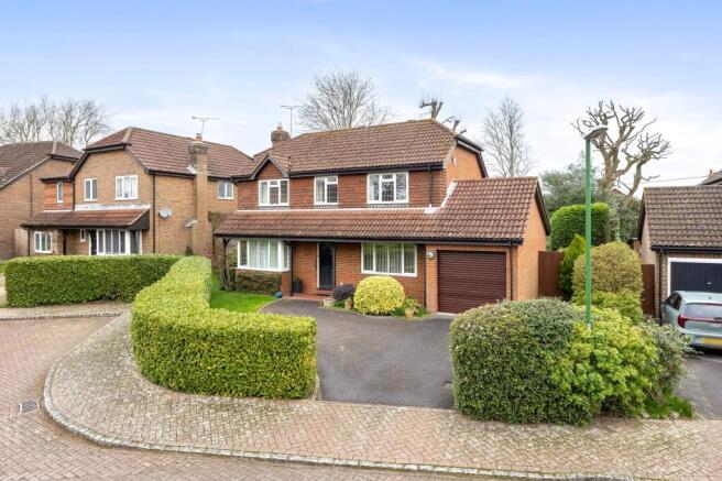 4 bed property, in Hatchlands, £750,000