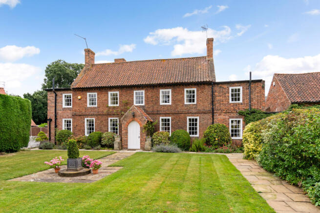 5 bed property, in Home Farm House, £795,000