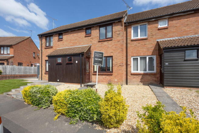 2 bed property, in Kemp Close, £224,000