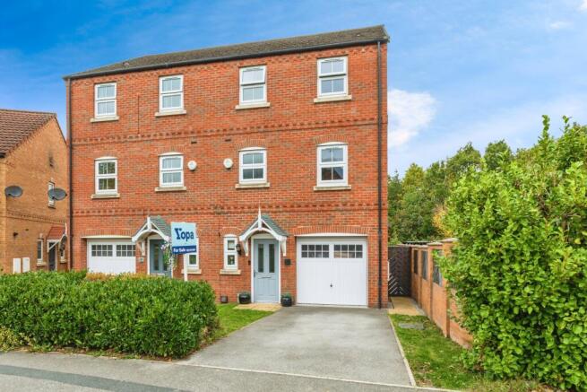 4 bed property, in Skylark View, £250,000