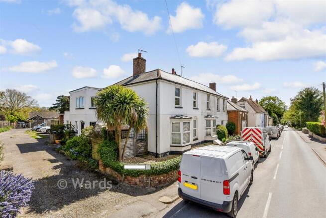 2 bed property, in Lower Street, £200,000