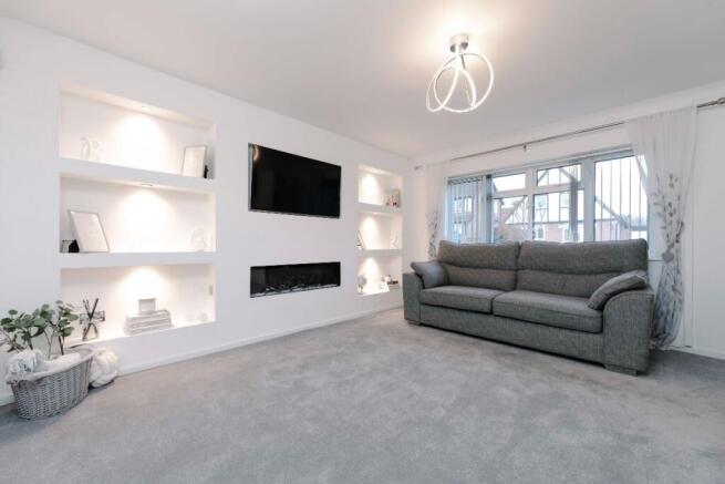 5 bed property, in The Hollies, £450,000