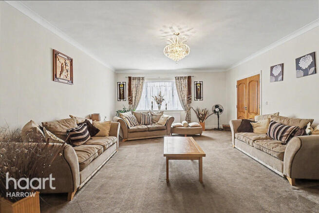 5 bed property, in Whitegate Gardens, £1,050,000