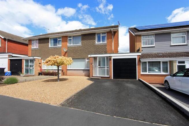 3 bed property, in Meadow View Road, £239,500