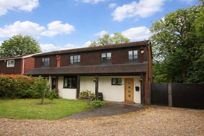 5 bed property, in Rudgwick Village, £850,000