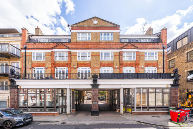2 bed property, in 22-24 Bromells Road, £550,000