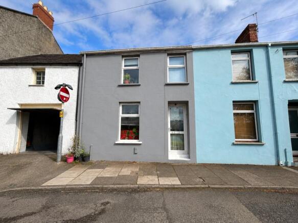2 bed property, in Dew Street, £150,000