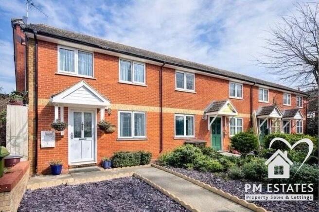 2 bed property, in Station Approach, £275,000