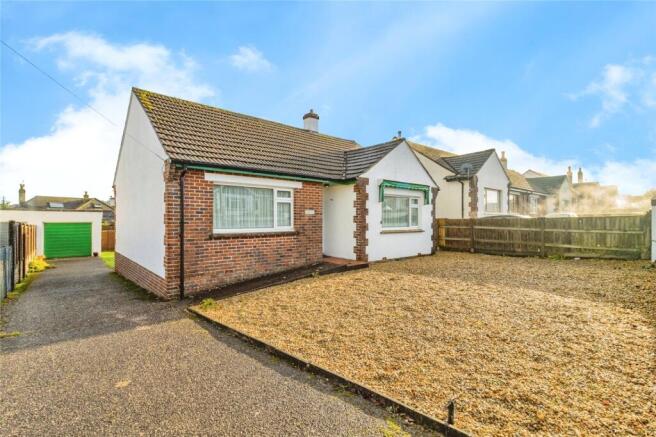 2 bed property, in Luscombe Close, £290,000