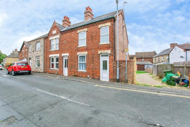 2 bed property, in Church Road, £110,000