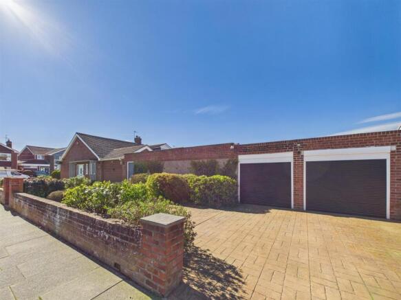2 bed property, in Monkridge, £445,000