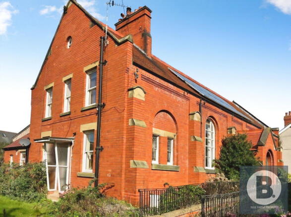 2 bed property, in Erskine Road, £180,000