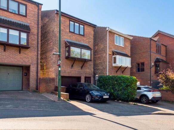 2 bed property, in Mapperley Rise, £240,000