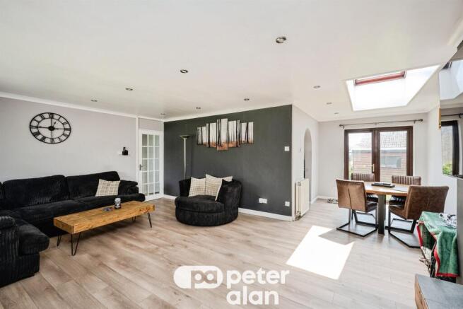 2 bed property, in Willow Walk, £170,000