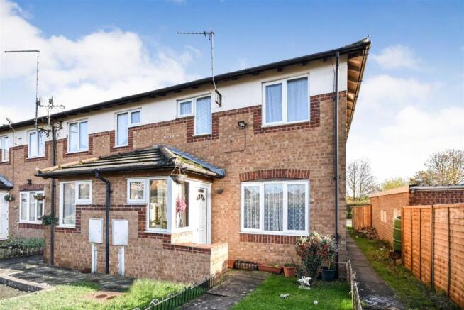 1 bed property, in NN17, £140,000