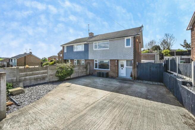 2 bed property, in Hawthorne Road, £200,000