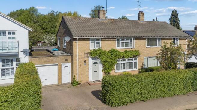 4 bed property, in Knightsfield, £750,000