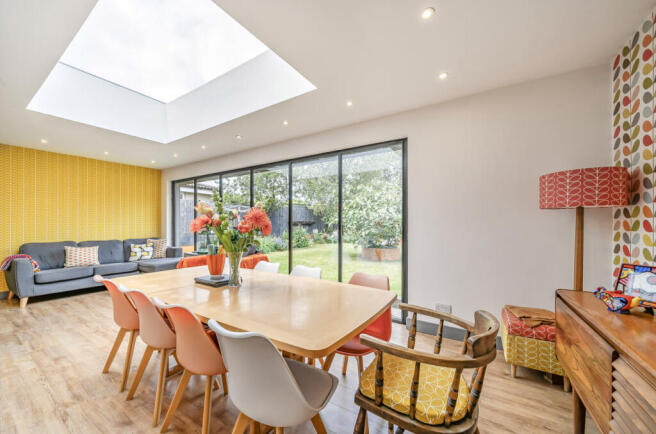 5 bed property, in Stallpits Road, £680,000