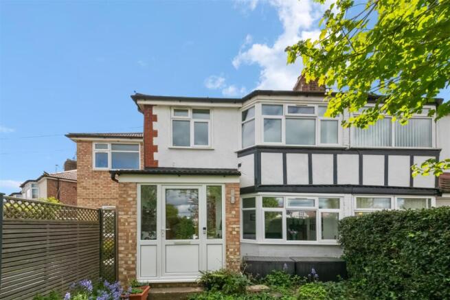 5 bed property, in Fredora Avenue, £599,950