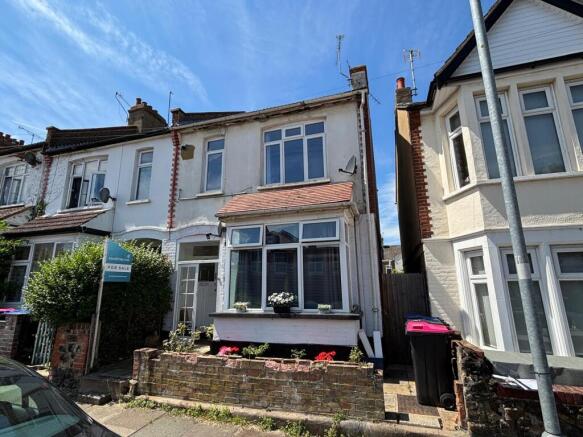 1 bed property, in 33A Macdonald Avenue, £100,000