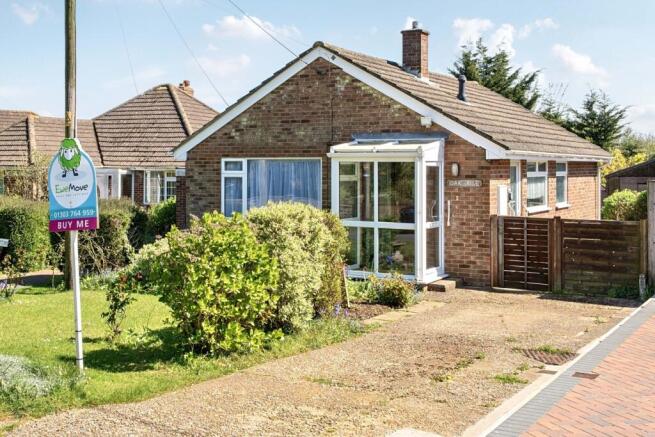 2 bed property, in Coombe Wood Lane, £300,000