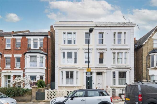 1 bed property, in Leysfield Road, £425,000