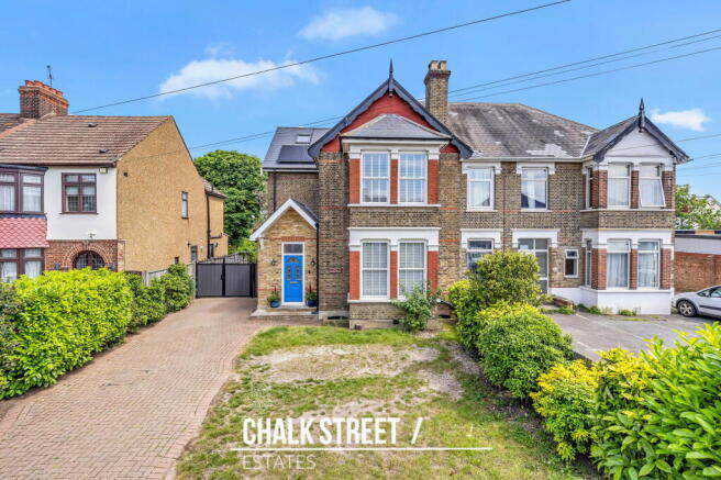 5 bed property, in Suttons Lane, £900,000