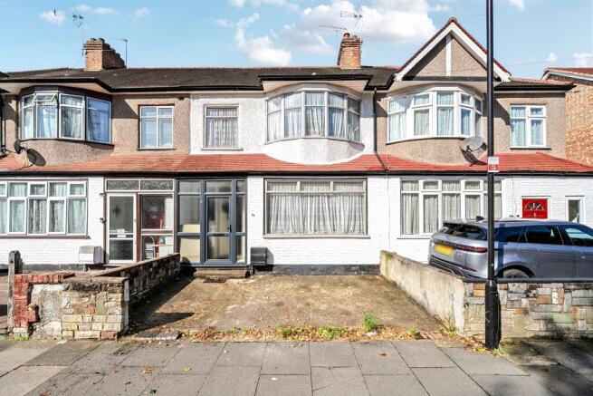 3 bed property, in Pembury Road, £575,000