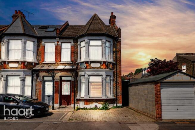 4 bed property, in Vicarage Lane, £550,000