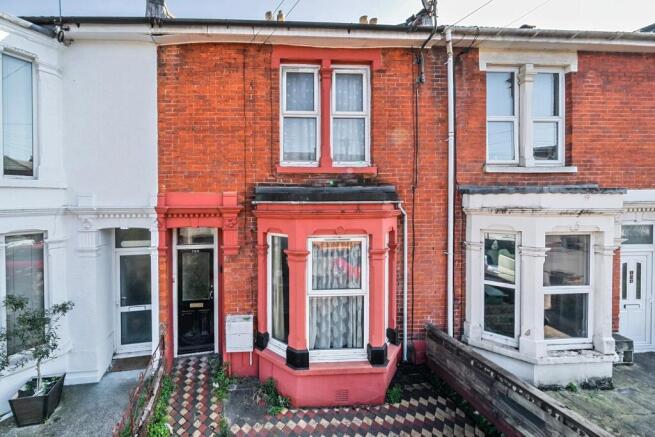 2 bed property, in Queens Road, £135,000