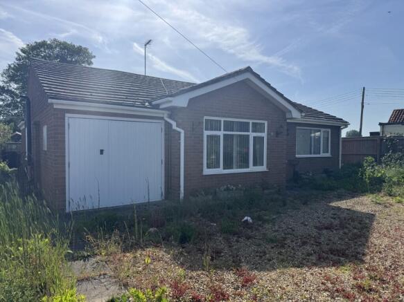 2 bed property, in 12 St. Polycarps Drive, £170,000