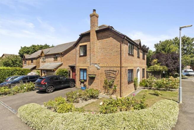 4 bed property, in Carpenters Way, £430,000