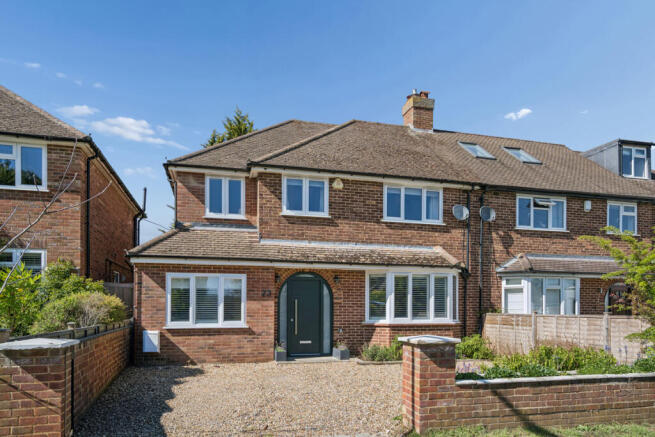 4 bed property, in Oak Tree Avenue, £895,000