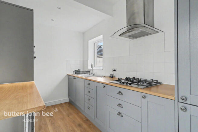 2 bed property, in Brook House Lane Stoke-On-Trent ST2 8NE, £180,000