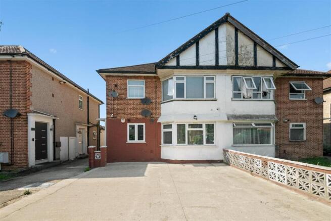 2 bed property, in Shakespeare Avenue, £335,000