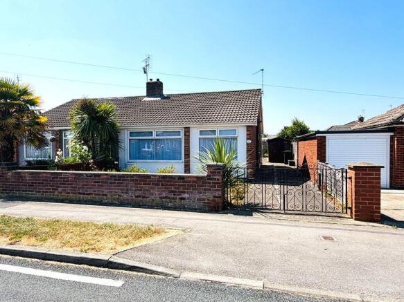 2 bed property, in Kestrel Wood Way, £199,950