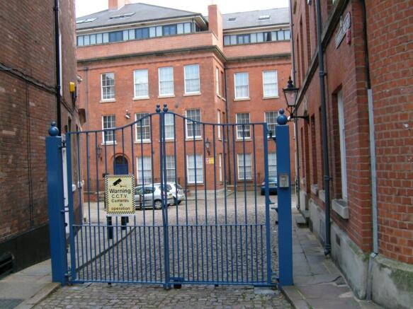 1 bed property, in Kings Court, £120,000