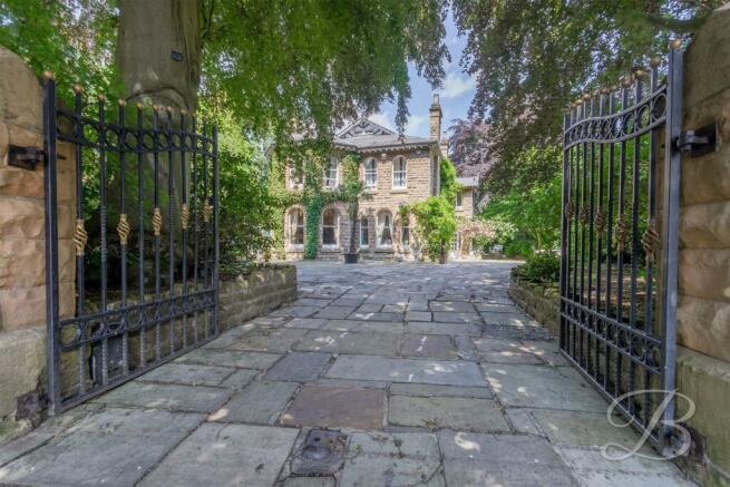 6 bed property, in Crow Hill Drive, £690,000
