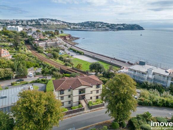 2 bed property, in Corbyns Mount, £200,000