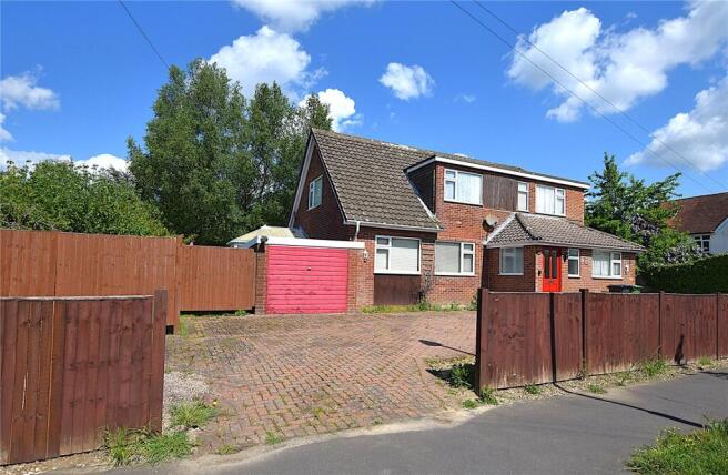4 bed property, in Geales Crescent, £599,950