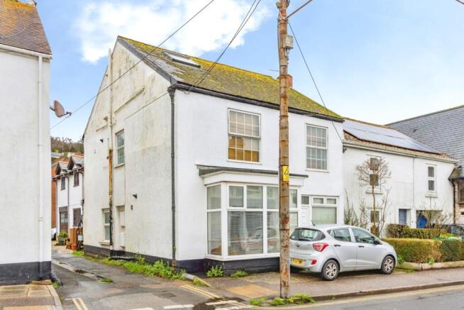 1 bed property, in Old Town Street, £90,000