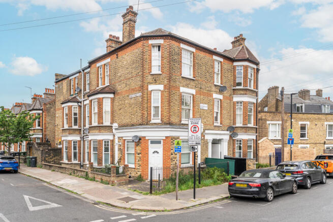 1 bed property, in 132 Stonhouse Street, £400,000