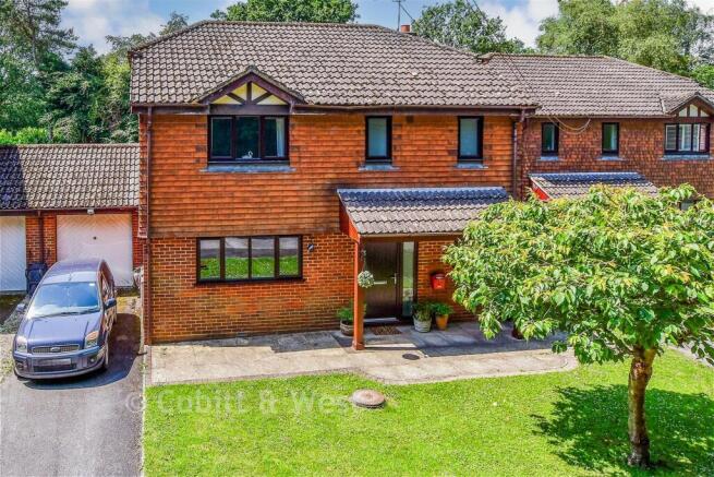 4 bed property, in Station Close, £550,000