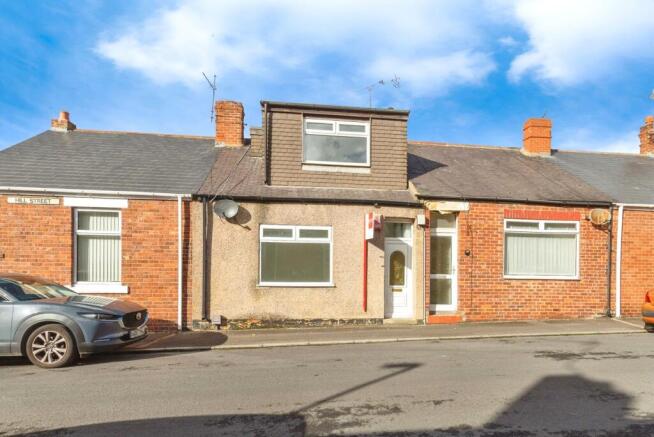 2 bed property, in Hill Street, £63,000